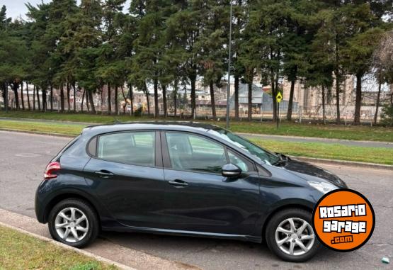 Autos - Peugeot 208 2014 Nafta 122000Km - En Venta