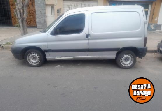 Utilitarios - Peugeot Partner 1.9 D furgon 2004 Diesel 240000Km - En Venta
