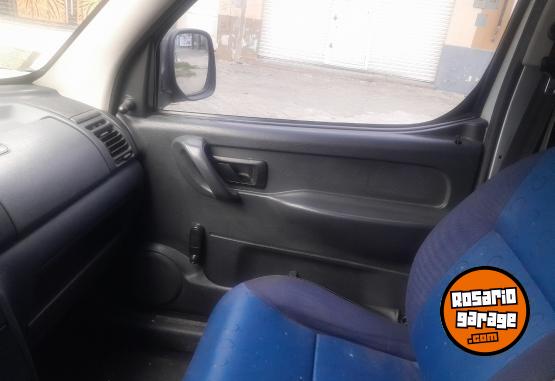 Utilitarios - Peugeot Partner 1.9 D furgon 2004 Diesel 240000Km - En Venta