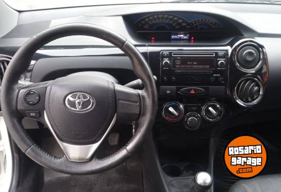Autos - Toyota ETIOS XLS 4P MT 2015 Nafta 151000Km - En Venta