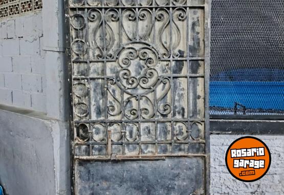 Hogar - Portón / Reja de hierro macizo con detalles de herrería artística - En Venta