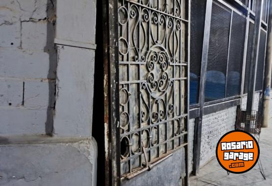 Hogar - Portón / Reja de hierro macizo con detalles de herrería artística - En Venta