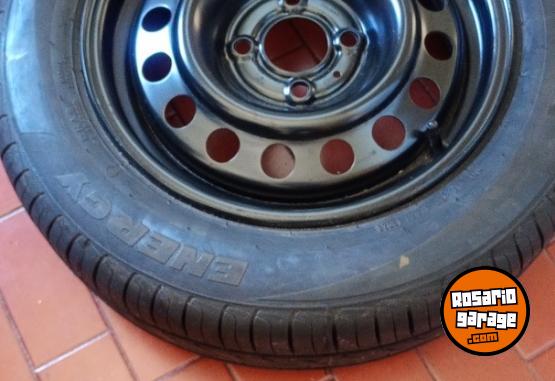 Accesorios para Autos - Vendo llanta de chapa rodado 14 con cubierta - En Venta