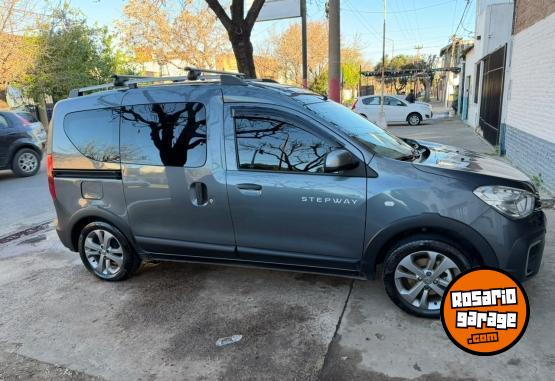 Utilitarios - Renault Kangoo Stepway 2025 GNC 9500Km - En Venta
