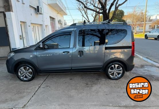 Utilitarios - Renault Kangoo Stepway 2025 GNC 9500Km - En Venta