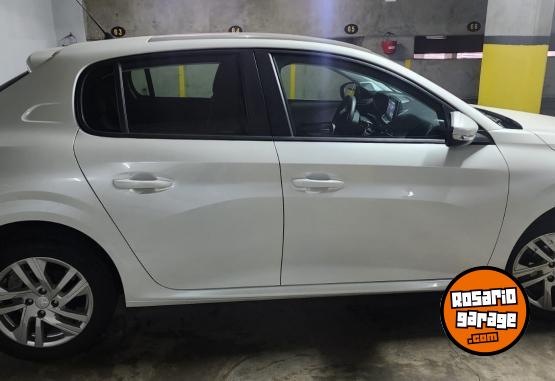 Autos - Peugeot 208 2023 Nafta 4600Km - En Venta