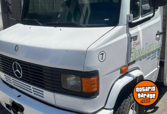 Camiones y Grúas - MERCEDES BENZ 710 DIÉSEL FURGÓN AÑO 2013 - En Venta
