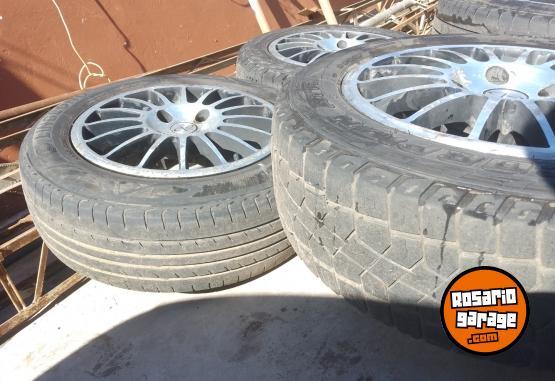 Accesorios para Autos - Vendo 4 llantas con cubiertas. - En Venta