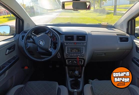 Autos - Volkswagen Suran highline 2015 Nafta 108000Km - En Venta