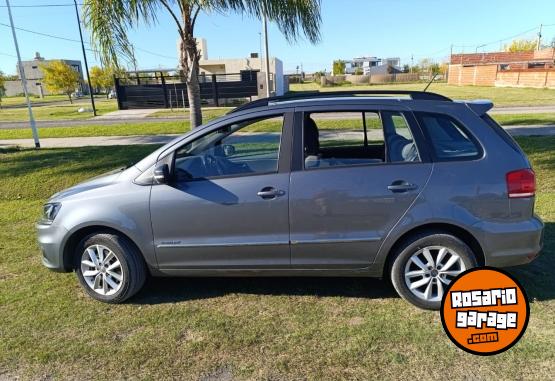 Autos - Volkswagen Suran highline 2015 Nafta 108000Km - En Venta