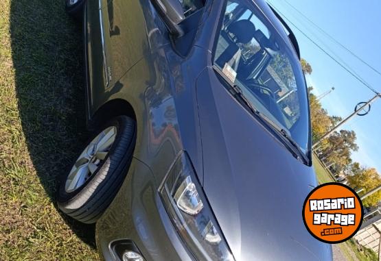 Autos - Volkswagen Suran highline 2015 Nafta 108000Km - En Venta