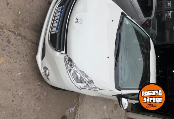 Autos - Peugeot 208 touchscreen 2016 Nafta 84000Km - En Venta