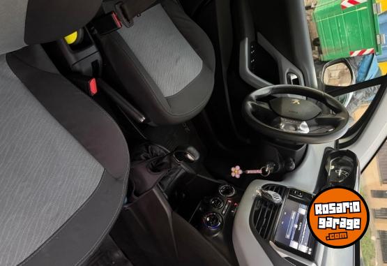 Autos - Peugeot 208 touchscreen 2016 Nafta 84000Km - En Venta
