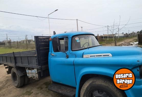 Camiones y Grúas - Vendo camión fargo de 1958 andando con su motor original 6 cilindros equipo a gas un tubo vence hidráulico 2028 . Ideal para restaurar - En Venta