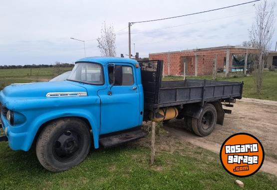 Camiones y Grúas - Vendo camión fargo de 1958 andando con su motor original 6 cilindros equipo a gas un tubo vence hidráulico 2028 . Ideal para restaurar - En Venta