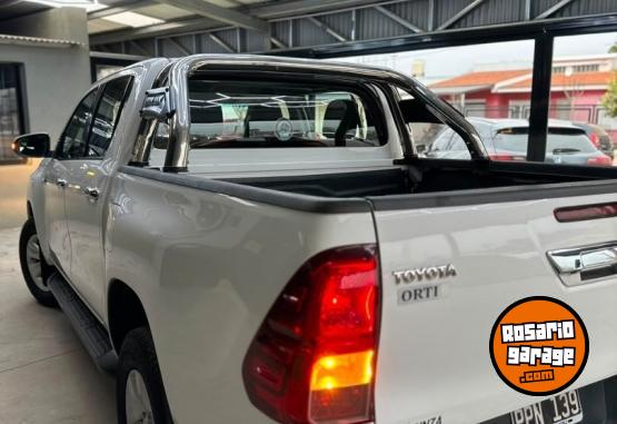 Camionetas - Toyota HILUX SRV 2016 Diesel 123000Km - En Venta
