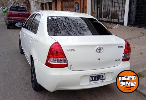 Autos - Toyota Etios 4 puertas 2014 Nafta 139000Km - En Venta
