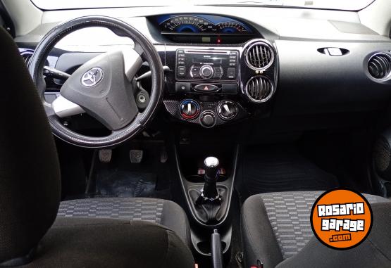 Autos - Toyota Etios 4 puertas 2014 Nafta 139000Km - En Venta