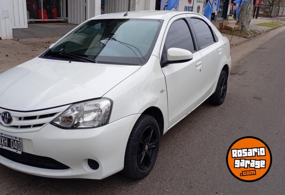 Autos - Toyota Etios 4 puertas 2014 Nafta 139000Km - En Venta