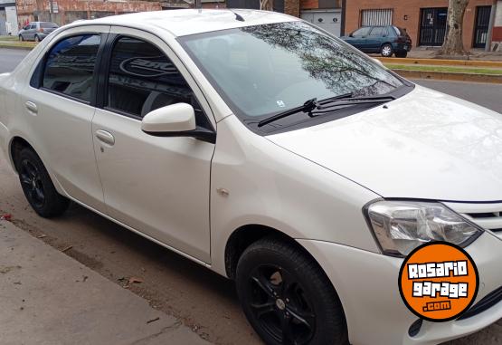 Autos - Toyota Etios 4 puertas 2014 Nafta 139000Km - En Venta