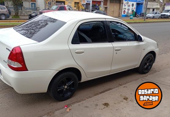 Autos - Toyota Etios 4 puertas 2014 Nafta 139000Km - En Venta