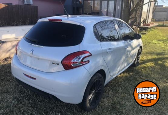 Autos - Peugeot 208 allure touchscreen 2016 Nafta 136000Km - En Venta