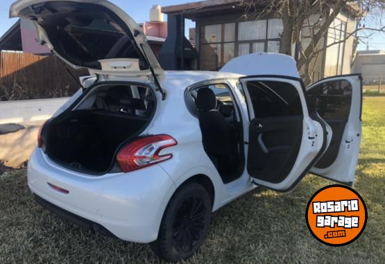 Autos - Peugeot 208 allure touchscreen 2016 Nafta 136000Km - En Venta