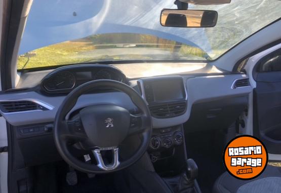 Autos - Peugeot 208 allure touchscreen 2016 Nafta 136000Km - En Venta