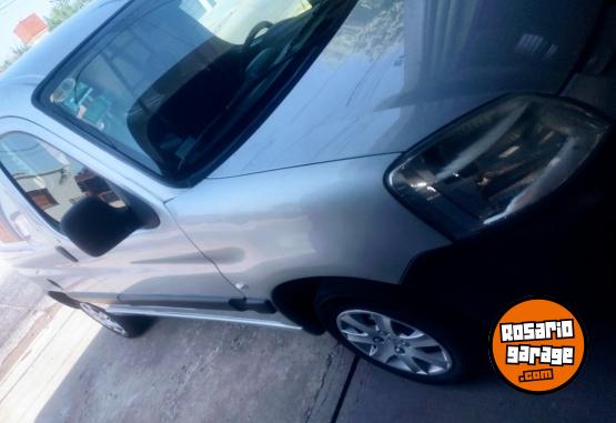 Utilitarios - Peugeot Partner furgón presence 2014 Nafta 168000Km - En Venta