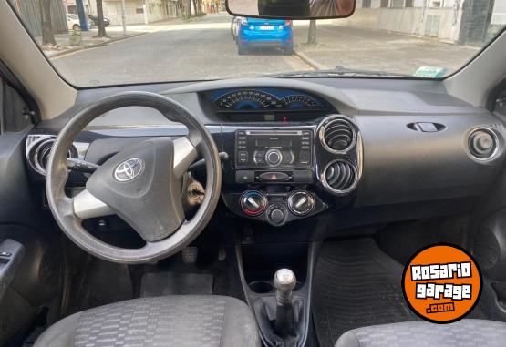 Autos - Toyota Etios 2014 Nafta 124300Km - En Venta