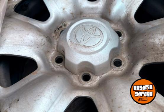 Accesorios para Autos - Pack 5 Llantas Toyota Hilux 2010 - En Venta