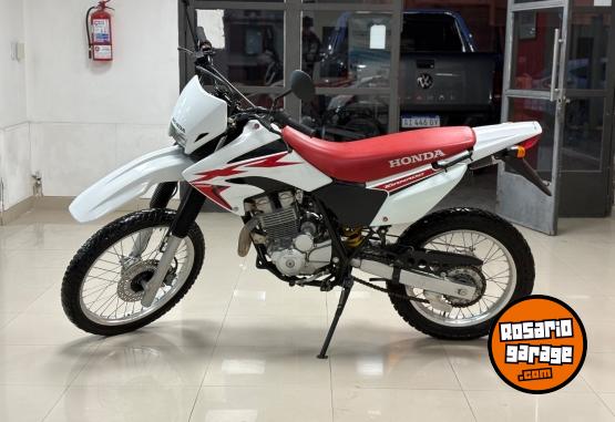 Motos - Honda TORNADO 250cc 2023 Nafta 18000Km - En Venta