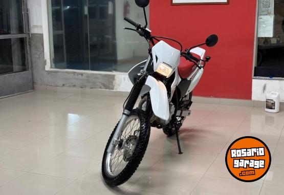 Motos - Honda TORNADO 250cc 2023 Nafta 18000Km - En Venta
