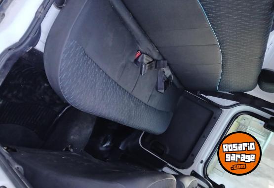 Utilitarios - Renault Kangoo 2015 GNC 218000Km - En Venta