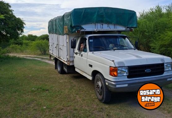 Camiones y Grúas - Ford F400 gomas nuevas mecánica pesada caja de 5 - En Venta