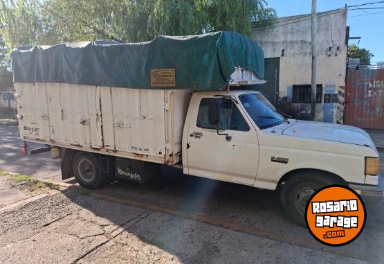 Camiones y Grúas - Ford F400 gomas nuevas mecánica pesada caja de 5 - En Venta