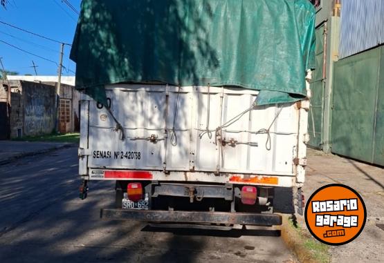 Camiones y Grúas - Ford F400 gomas nuevas mecánica pesada caja de 5 - En Venta