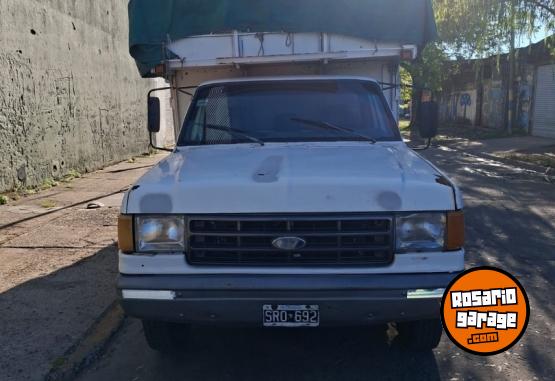 Camiones y Grúas - Ford F400 gomas nuevas mecánica pesada caja de 5 - En Venta
