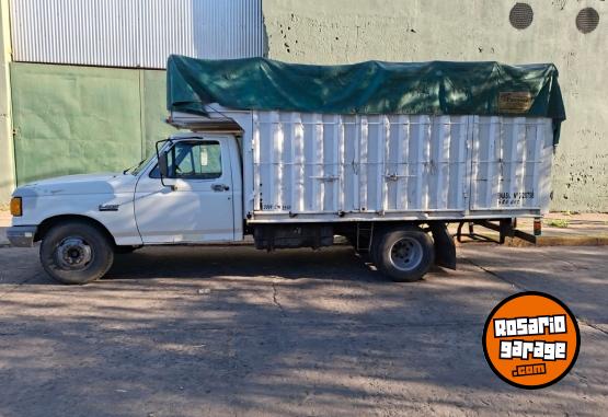 Camiones y Grúas - Ford F400 gomas nuevas mecánica pesada caja de 5 - En Venta