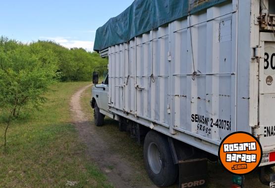 Camiones y Grúas - Ford F400 gomas nuevas mecánica pesada caja de 5 - En Venta
