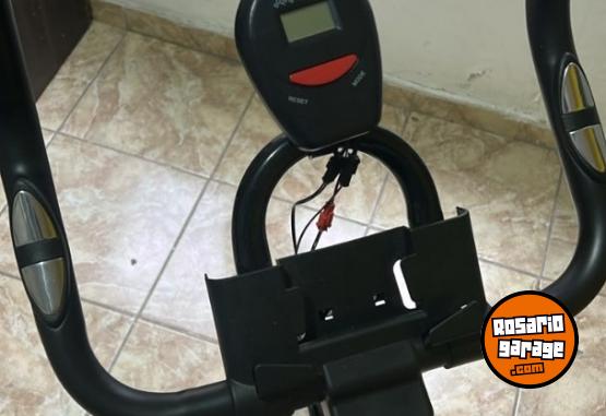 Deportes - Bicicleta Fija Spinning 150kg Reforzada Dakota Bluetooth 6kg Color Negro - En Venta