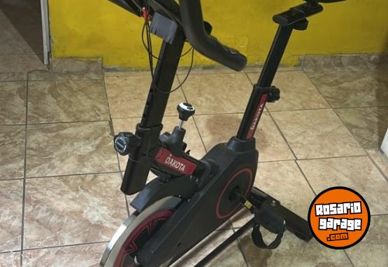 Deportes - Bicicleta Fija Spinning 150kg Reforzada Dakota Bluetooth 6kg Color Negro - En Venta