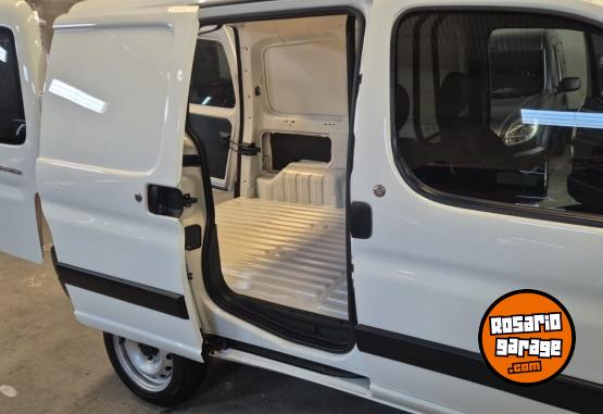 Utilitarios - Peugeot Partner furgon 2025 Diesel 11000Km - En Venta
