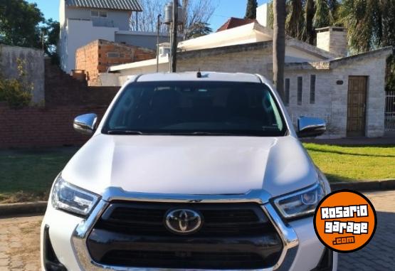 Camionetas - Toyota Hilux SRX 2023 Diesel 25000Km - En Venta