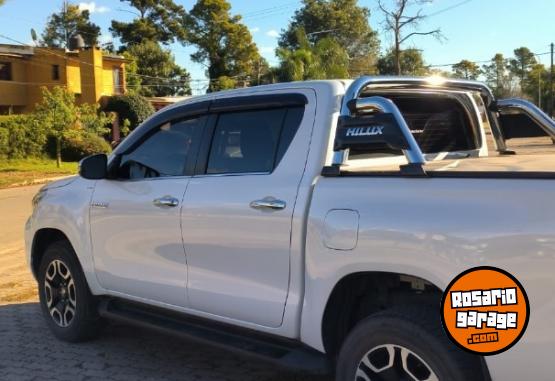 Camionetas - Toyota Hilux SRX 2023 Diesel 25000Km - En Venta
