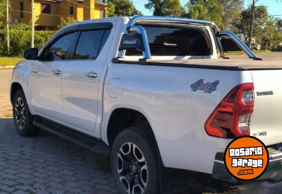 Camionetas - Toyota Hilux SRX 2023 Diesel 25000Km - En Venta
