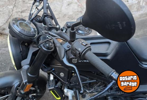 Motos - Husqvarna Svartpilen 200 2022 Nafta 700Km - En Venta