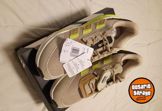 Indumentaria - Excelente Par de Zapas Adidas Originales Modelo Astrastar Talle USA 10.5 Nuevas en Caja sin Estrenar - En Venta