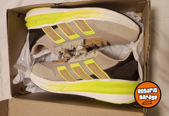 Indumentaria - Excelente Par de Zapas Adidas Originales Modelo Astrastar Talle USA 10.5 Nuevas en Caja sin Estrenar - En Venta