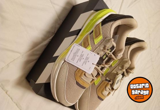 Indumentaria - Excelente Par de Zapas Adidas Originales Modelo Astrastar Talle USA 10.5 Nuevas en Caja sin Estrenar - En Venta